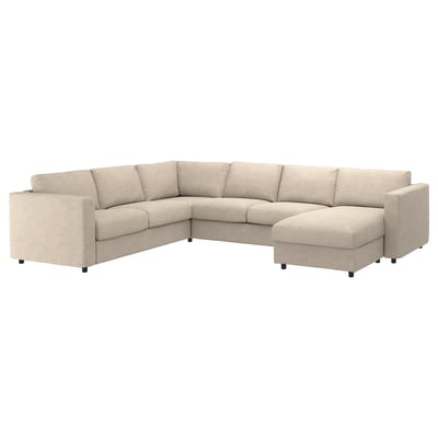 Das Sektionssofa VIMLE in Beige ist mit einer Eck-Chaiselongue ausgestattet und bietet eine gemütliche und geräumige Sitzgelegenheit.
