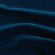 Eleganter blauer Samtstoff aus nächster Nähe, der seine weiche Textur, seinen dichten Flor und seinen subtilen reflektierenden Glanz zur Geltung bringt.
