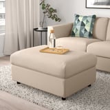 Beige VIMLE Fußhocker mit Stauraum, passendes Sofa, Tablett mit Getränken, Pflanze.