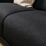 Schwarzes modernes Sofa, weiche, abgerundete Formen, ein Statement-Stück.