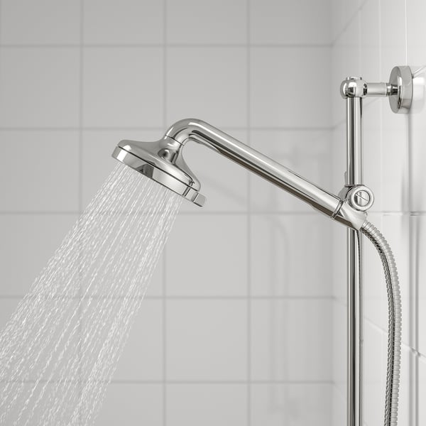 Ein verchromter Duschkopf mit mehreren Strahloptionen: sanfter Nebel, Vollstrahl und Massagestrahl, der an einem flexiblen Arm befestigt ist, in einem Badezimmer.