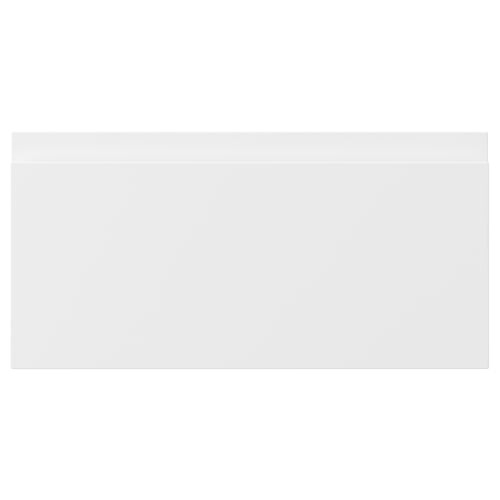 Eine weiße VOXTORP-Schrankfront mit integrierten Griffen, gefertigt aus Faserplatten und Kunststoffkanten, präsentiert ein minimalistisches, modernes Design.