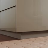 VOXTORP beiger Küchenschrankboden, glänzende Oberfläche, Kunststoff; Liegt eng am Fliesenboden an.