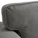 Nahaufnahme der VRETSTORP-Sofas aus weichem, grauem Stoff mit genähter Kante, der Weichheit und Qualität hervorhebt.