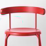 Leuchtend roter, moderner Stuhl mit glatter, abgerundeter Rückenlehne und Sitzfläche, vier robusten Beinen, robuster, schlanker Verarbeitung.