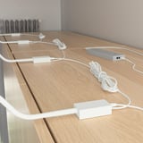 Holztheke mit mehreren schlanken Lampen von ikea YTBERG. Die Lampen haben flexible Schwanenhalsarme, die abgewinkelt sind, um weiches Licht zu leiten, ideal für Aufgaben und Basteln.