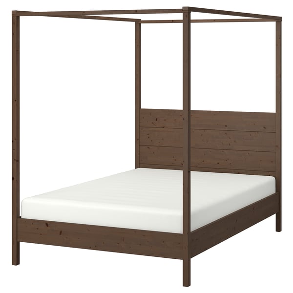 YTTERVÅG-Bett: Himmelbett aus braunem Holz mit weißer Matratze, klassischer Stil.