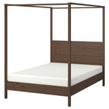 YTTERVÅG-Bett: Himmelbett aus braunem Holz mit weißer Matratze, klassischer Stil.