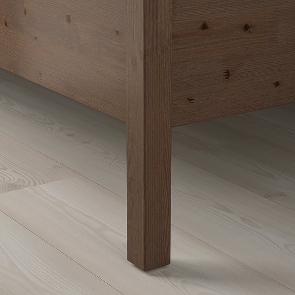 Bettbein aus Holz, Teil eines Himmelbettrahmens. Massive Kiefer, robuste Verarbeitung, natürliches Finish sichtbar, auf Holzboden ruhend.