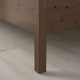 Bettbein aus Holz, Teil eines Himmelbettrahmens. Massive Kiefer, robuste Verarbeitung, natürliches Finish sichtbar, auf Holzboden ruhend.