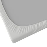 A fitted bed sheet made of soft, eco-friendly polyester. Silky to touch, it fits mattresses up to 16cm thick.
