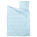 A light blue CYMBALBLOMMA bedding set with floral patterns, made from recycled polyester.