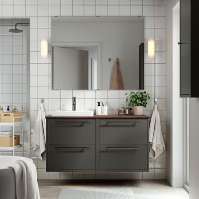 Modern bathroom with dark grey HAVBÄCK vanity, multiple drawers, white basin, large mirror, and wall-mounted towels.