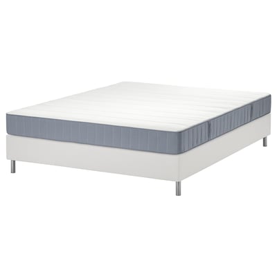 A white LYNGÖR bed base with a blue-gray vesteröy mattress, featuring pocket springs for comfort.