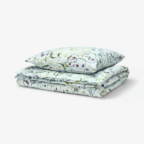 Light blue MATTOXBÄR bedding set with floral pattern on soft, 100% organic cotton.
