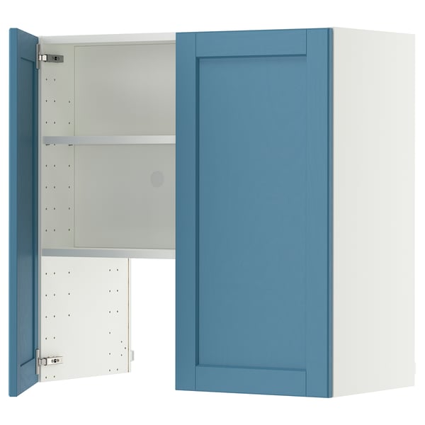 METOD Wall cb f extr hood w shlf/door, white/Lerhyttan blue, 80x80 cm