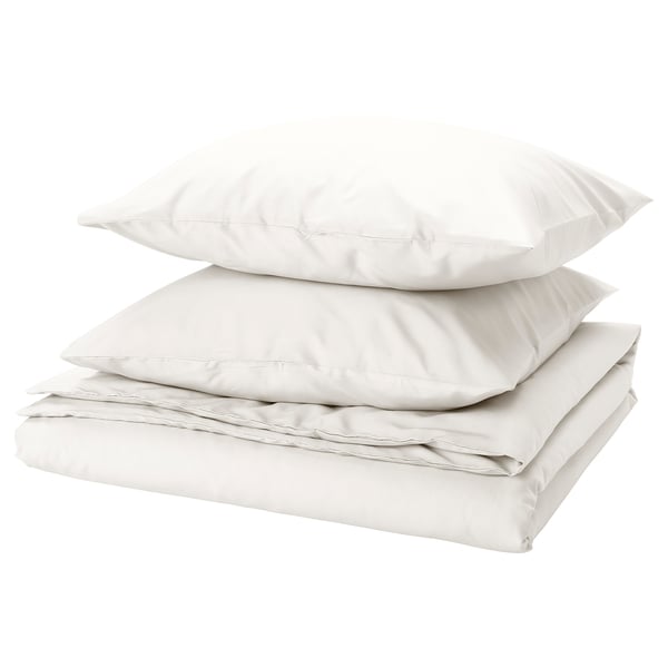 White PILTANDVINGE duvet cover & pillowcases set. Crisp, smooth fabric; envelope closures. Eco-friendly, 100% recycled polyester.