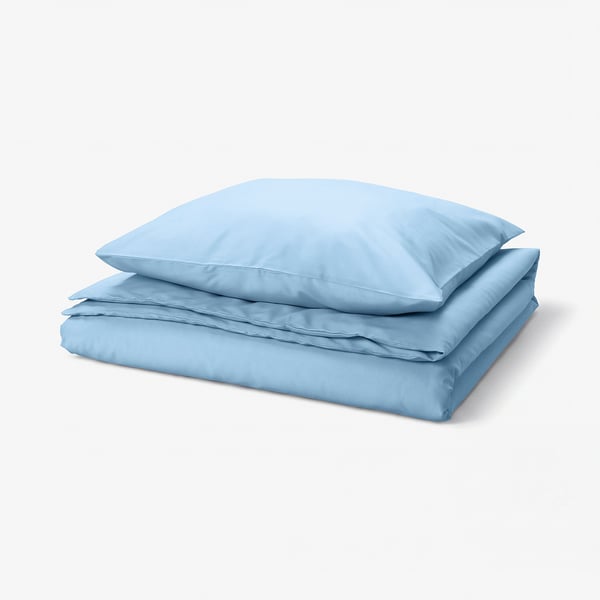 Sky-blue bed linen set. Smooth, rectangular duvet cover and pillowcases in recycled polyester and viscose blend.