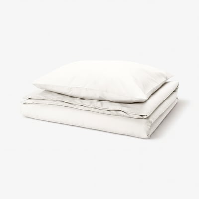 White PILTANDVINGE duvet set, rectangular shape, smooth fabric with button closure.