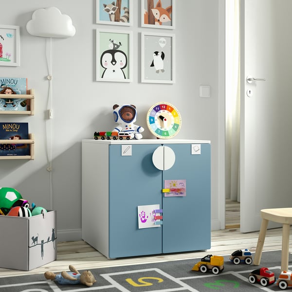 Childs room with blue SMÅSTAD cabinet, toys, books, clock.