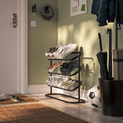 Skohylde ved navn ÄLGANÄS kan rumme op til 12 par, med sort metaldesign med 3 niveauer, slank og luftig til trange rum.