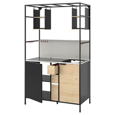 Et aspinge tekøkken. Den er sort og træ med justerbare hylder og opbevaring. Designet er moderne og funktionelt.