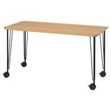 Et træskrivebord med hårnåleben og hjul, lysebrun farve, rektangulær form, moderne design.