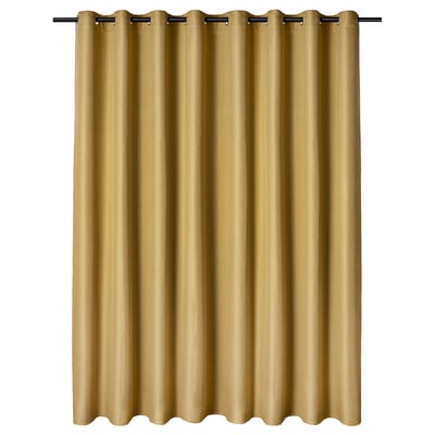 ANNAKAJSA gule gardiner, lavet af genbrugt polyester med jernjern i rustfrit stål for et moderne look, hænger lige og mørklægger rummene.