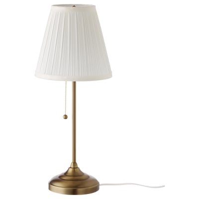 ÅRSTID messinglampe med hvid skærm, klassisk design, stålfod, struktureret finish.