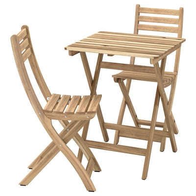 ASKHOLMEN udendørs spisebordssæt med bord og to sammenklappelige stole, lysebrun, træ.