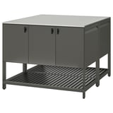 Moderne grå udendørs køkkenø, hævet på metalben, slankt skabsdesign med lukket opbevaring.