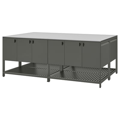Et gråt BÅTSKÄR udekøkken med opbevaring, plade i rustfrit stål og ben i galvaniseret stål. Moderne design.