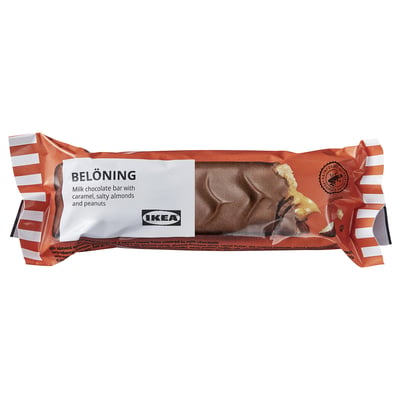 Chokoladeindpakning med karamel, mandler og jordnødder detaljer.