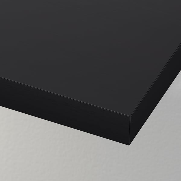 Sort hylde med flad overflade på en væg, ren linje, moderne design.