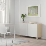 Moderne stue med hvid BESTÅ skænk, lyst træ og levende kunst.