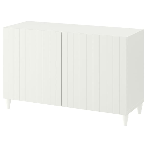 Hvid BESTÅ skænk; Moderne, rektangulært design med lodrette riller og fire tilspidsede ben.