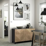 Moderne stue med BESTÅ skænk, lamper, fotos, indretning. Spiseplads til højre.