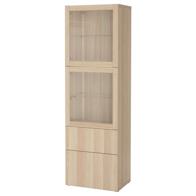 Et IKEA BESTÅ opbevaringsmøbel i lyst egetræ. Det glasdøre til udstilling og solide døre nedenunder til skjult opbevaring med et slankt, højt, rektangulært design.
