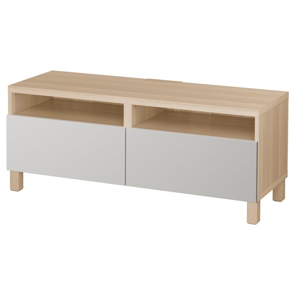 Moderne lyst egetræ og hvidt tv-bord med skuffer og åben hylde til opbevaring, med rene linjer og minimalistisk design.