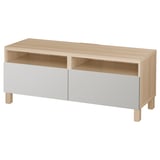 Moderne lyst egetræ og hvidt tv-bord med skuffer og åben hylde til opbevaring, med rene linjer og minimalistisk design.