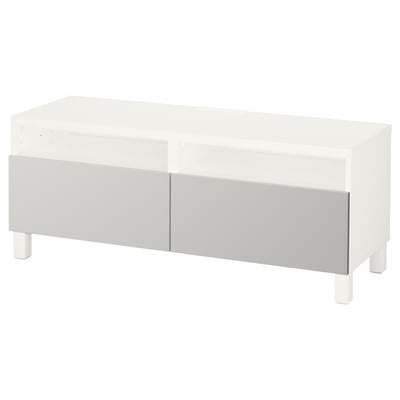 En hvid BESTÅ tv-bænk med et moderne design, med to store skuffer og hævede ben.