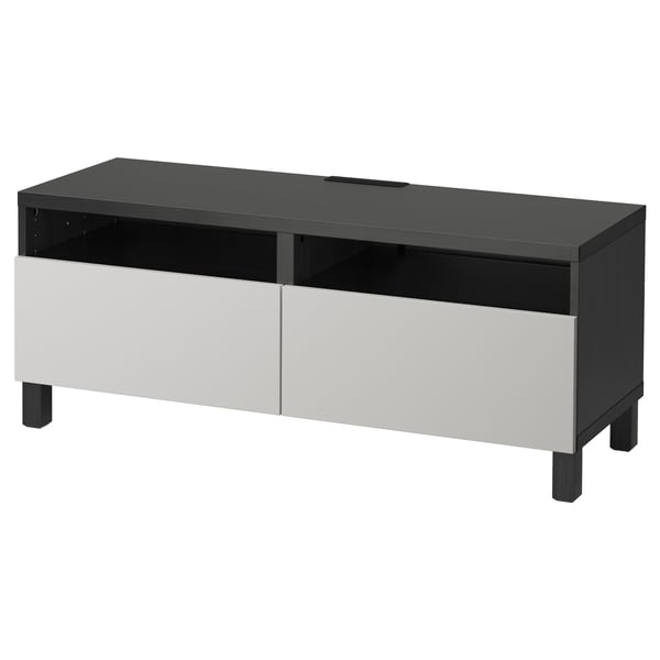 Moderne sort/hvid tv-stander med to skuffer, strømlinet design.