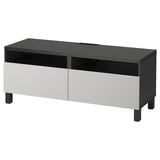 Moderne sort/hvid tv-stander med to skuffer, strømlinet design.