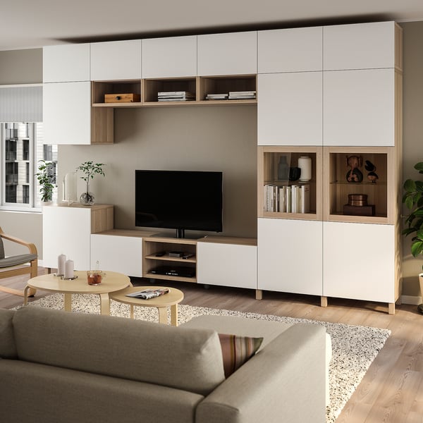 Moderne stue med BESTÅ-enheder, grå sofa, tv og sofabord.