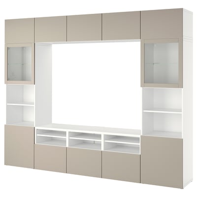 Moderne BESTÅ-tv-møbel i beige med åben og lukket opbevaring. Soft-close døre og skuffer, kabelstyring og justerbare hylder.