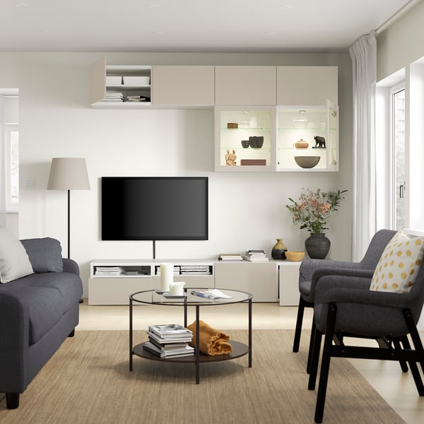 Moderne stue med tv-opbevaring: tv, hylder, belysning og siddepladser. Integreret kabelstyring og justerbare hylder.