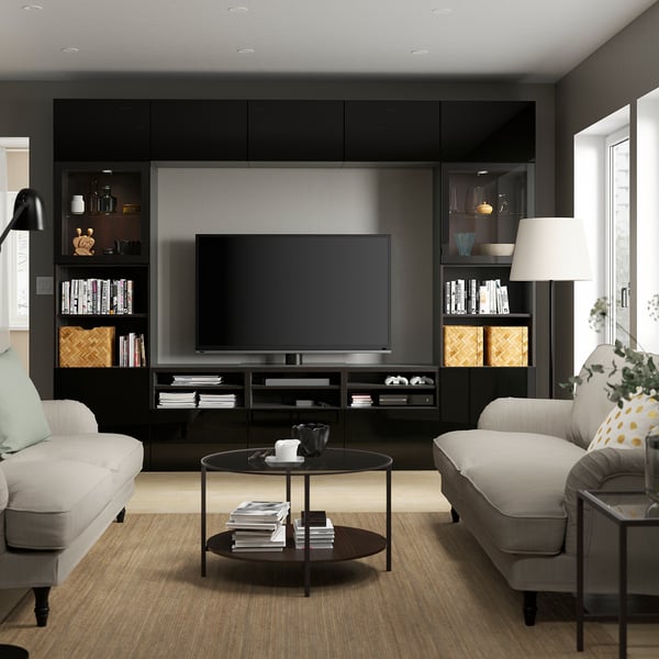 Moderne stue med BESTÅ tv-enhed, sofaer, sofabord, indretning.