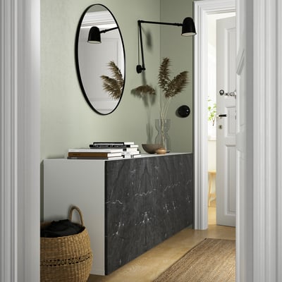 Moderne entré med BESTÅ opbevaring, marmorplade, bøger, blomster, spejl.