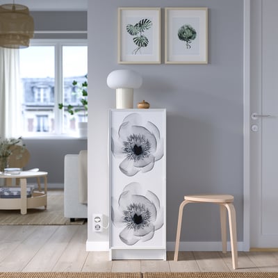 BILLY hvid reol med matteret glaslåge, rektangulær, moderne design.