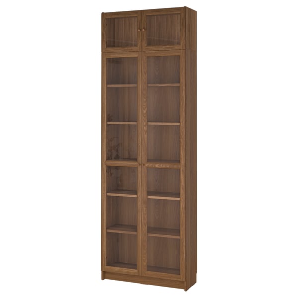 En høj BILLY reol i træ med glaslåger, mørkebrun, rektangulært og moderne design.